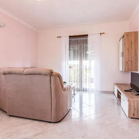 公寓 Three-bedroom In *