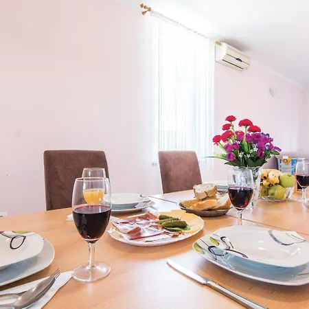 Three-bedroom In Апартаменты Slivnica